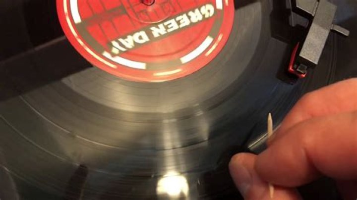 Can broken vinyl records be repaired?