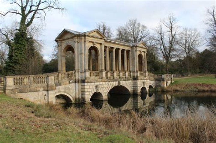 Can you walk around stowe gardens?