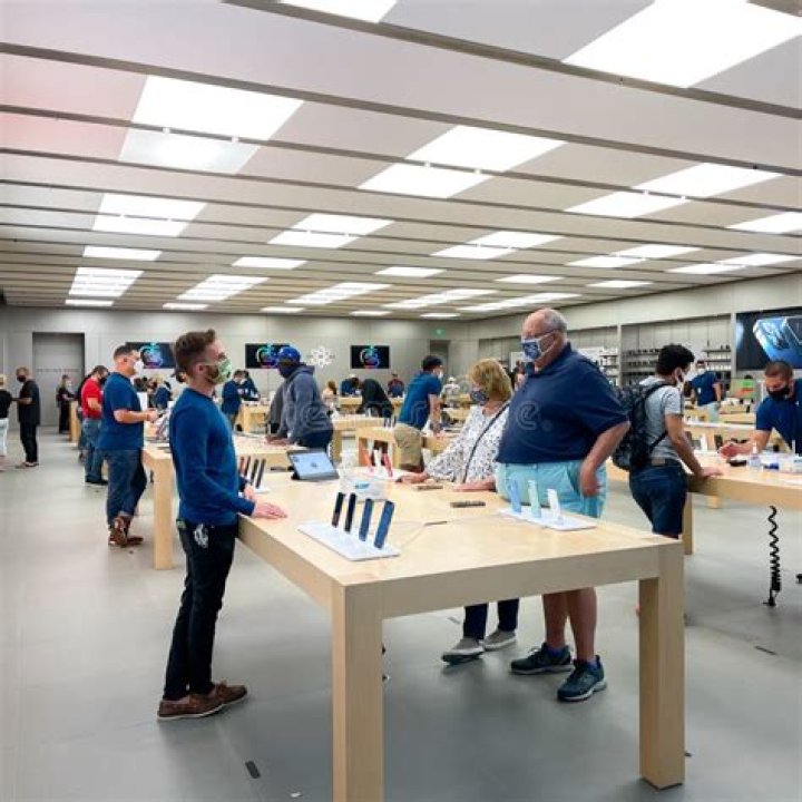 Do apple salespeople work on commission?