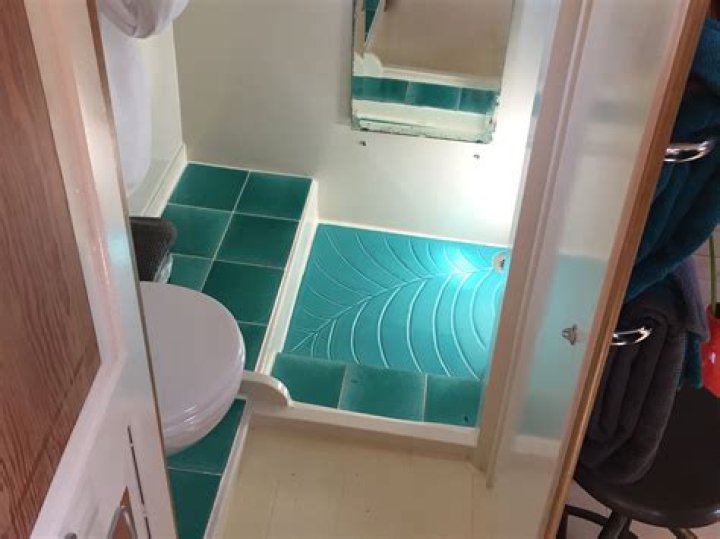 Do barges have showers?