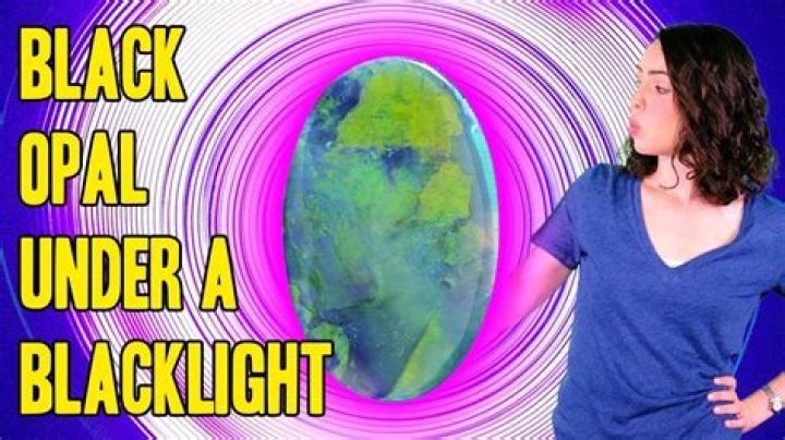 Do opals glow under a blacklight?