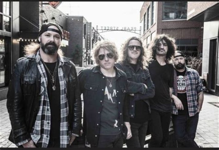 Does candlebox still tour?