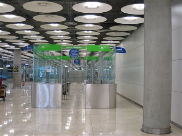 Does dulles airport have smoking rooms?