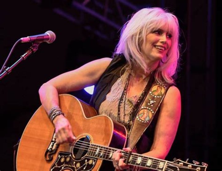 Does emmylou harris still perform?