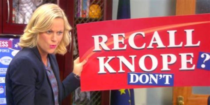 Does leslie knope get recalled?