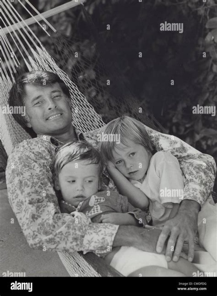 Does lyle waggoner have siblings?