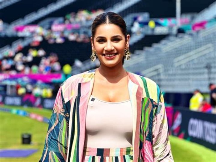 Does sanjana ganesan drink alcohol?