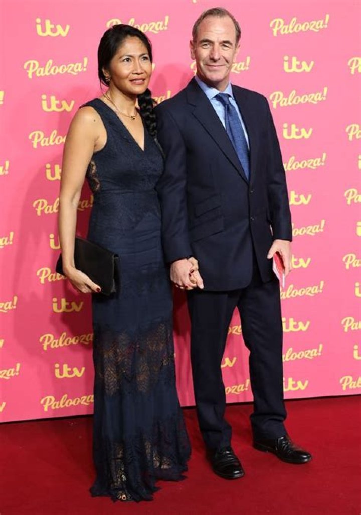 Has robson green got a wife?