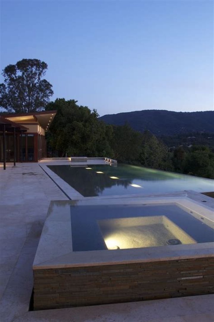 How do edgeless pools work?