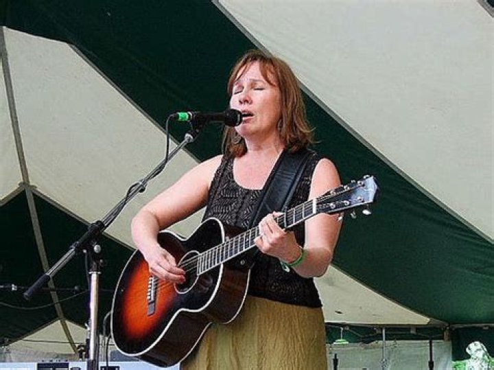 How old is iris dement?