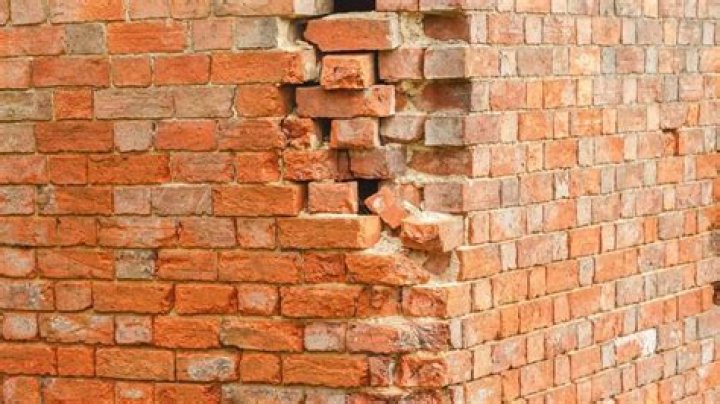 How to tell if a building is subsiding?