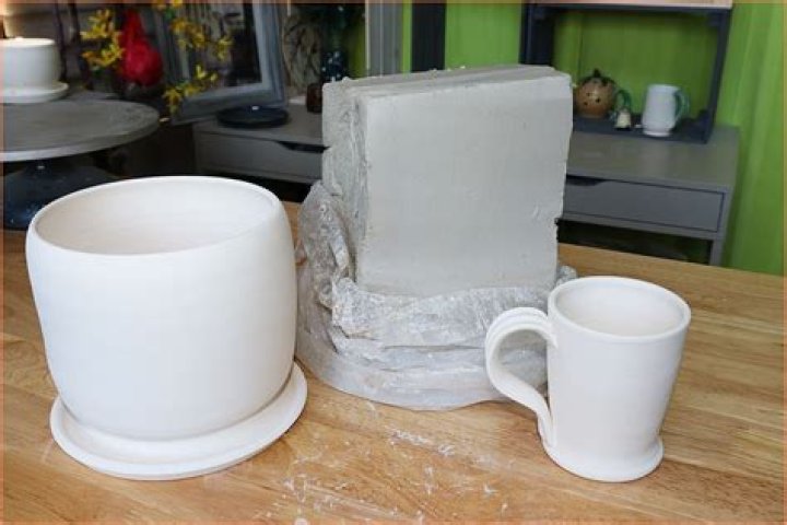 Is porcelain made from clay?