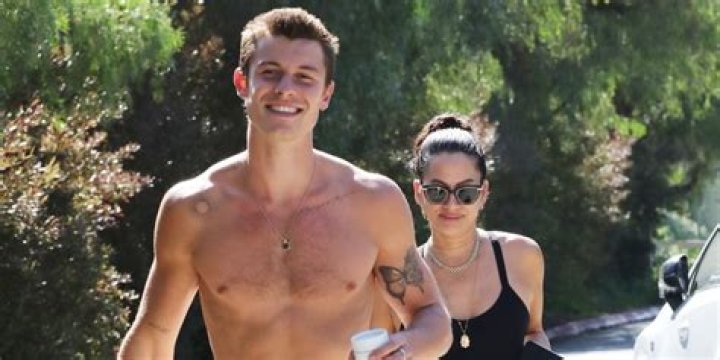 Is shawn mendes girlfriend?