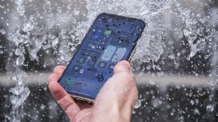 Is waterproof iphone 7?