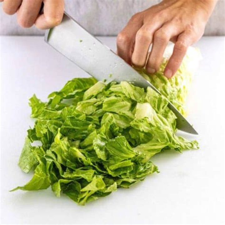 Should romaine lettuce be cut or torn?