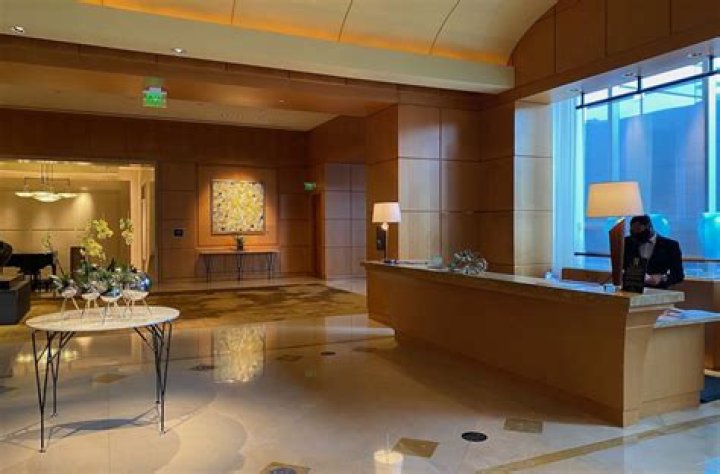 Should you tip hotel receptionist?