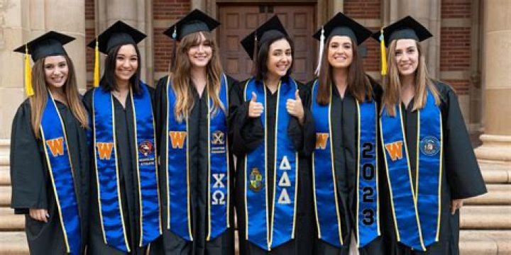 What is a stole for graduation?