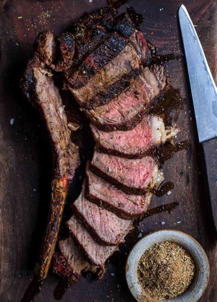 What makes a tomahawk steak?