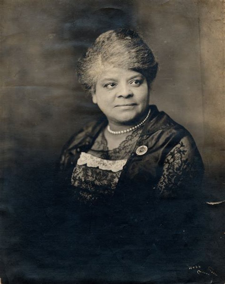 When was ida b wells born?