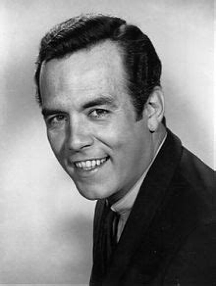 When was pernell roberts born?