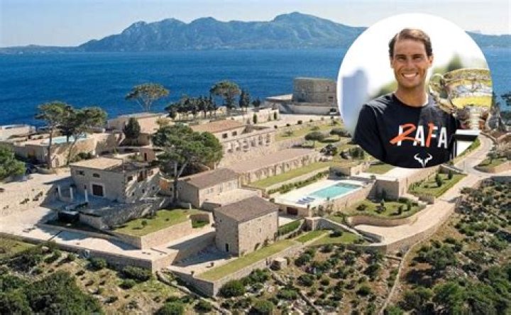 Where does nadal live?