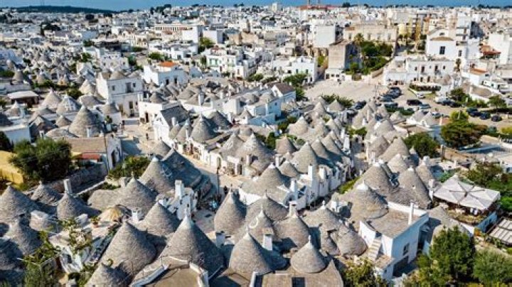 Who built the trulli in puglia?