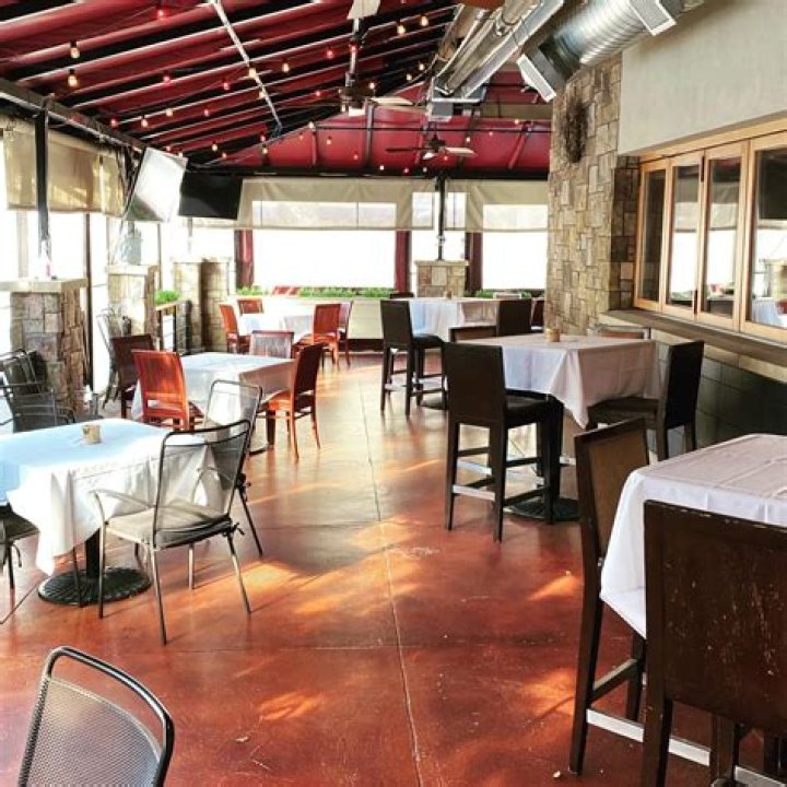 Who owns elway's restaurant?