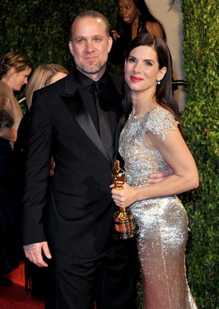Who sandra bullock dating?
