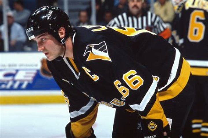 Who were mario lemieux linemates?