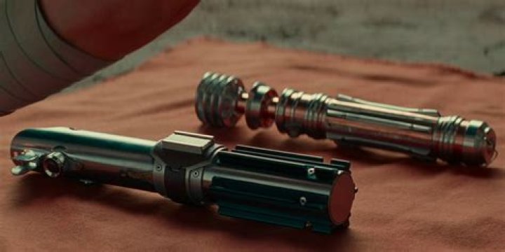 Whose lightsabers does rey bury?